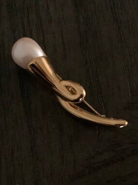 Vintage MONET Faux Pearl Trumpet Tulip Brooch Lapel Pin Gold Tone